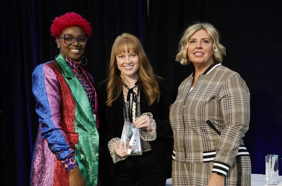 Dionna Carter (left) and Vanessa Yahner (accept) and the Smart Business Columbus Community Pillar award on behalf of Bread Financial.